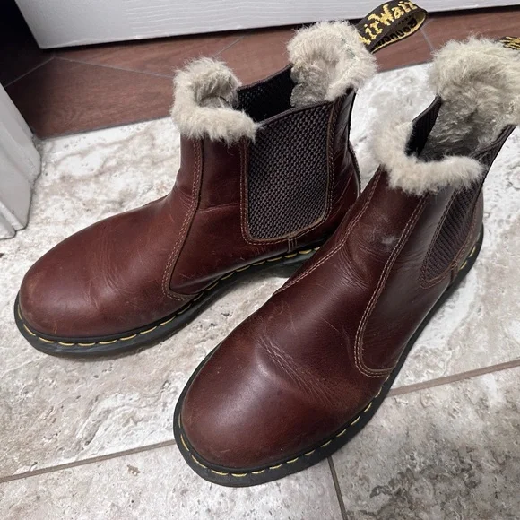 Doc Martens Leonore Chelsea Boots w/faux fur lining - Picture 3 of 7